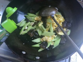 11、黄瓜炒鸡蛋,加入少许热炒鲜露（没有可加一点点生抽）