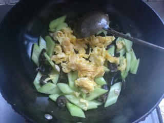 10、黄瓜炒鸡蛋,倒入炒好的鸡蛋翻炒两下。