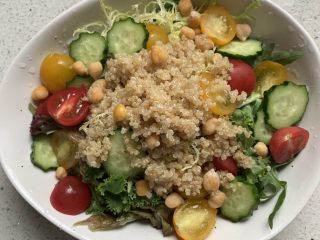 5、藜麦酸奶沙拉,码上藜麦和鹰嘴豆