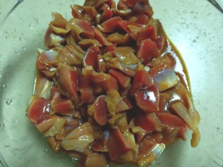 2、山椒孜然炒鸡胗子,切好的鸡胗子加入料酒，生抽，淀粉，腌制10分钟