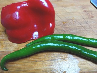 3、山椒孜然炒鸡胗子,辣椒洗净去仔