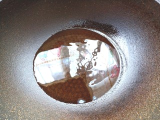 9、山椒孜然炒鸡胗子,起锅烧油