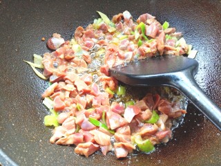 11、山椒孜然炒鸡胗子,下鸡胗翻炒至鸡胗变色。