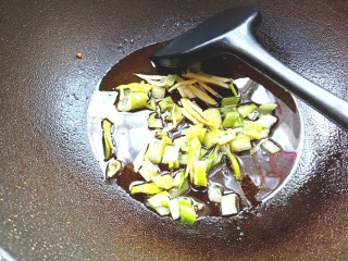 10、山椒孜然炒鸡胗子,放入葱姜爆香