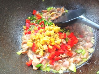 12、山椒孜然炒鸡胗子,放入青红椒和山椒，翻炒片刻