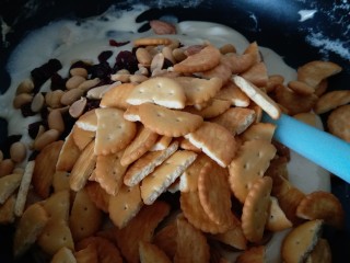 7、网红雪花酥,把蔓越莓 花生 杏仁 饼干一起倒进融化的糖内