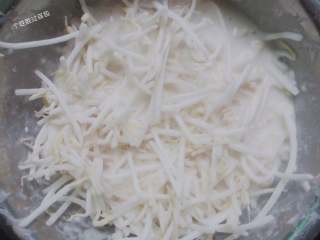 4、韩式豆芽饼 ,把绿豆芽放入面糊中