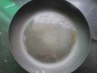 6、韩式豆芽饼 ,锅烧热，倒入一勺油