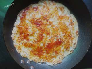 9、韩式豆芽饼 ,煎好的饼，刷上韩式辣酱