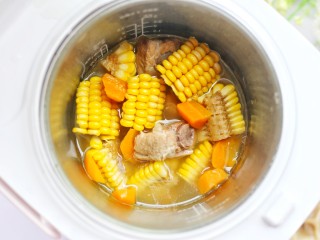 12、【宝宝辅食】胡萝卜玉米排骨汤,开盖。