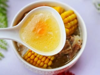 18、【宝宝辅食】胡萝卜玉米排骨汤,汤特鲜甜。