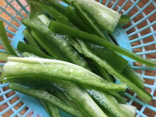 4、下饭菜香菇榨菜炒肉丝,中椒切丝