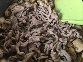 10、下饭菜香菇榨菜炒肉丝,翻炒均匀