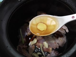 6、土豆焖鸡,一勺花生油。