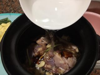 7、土豆焖鸡,倒入大半碗水。
