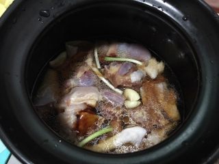 8、土豆焖鸡,水和鸡块一样高即可。