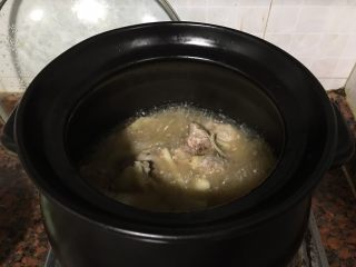 9、土豆焖鸡,大火煮开。