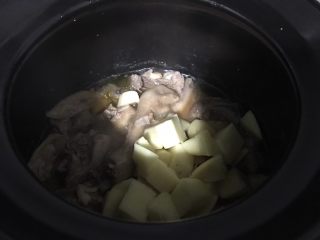 11、土豆焖鸡,倒入土豆块。