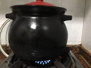 10、土豆焖鸡,转小火15分钟。