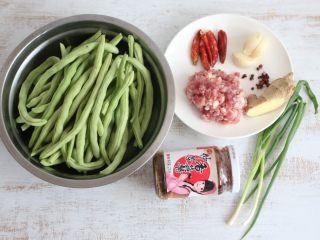 1、酱香干煸豆角,准备食材。