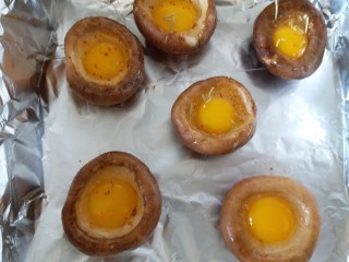 7、香菇烤太阳,撒上少量辣椒面和迷迭香。放进烤箱180度烘烤18分钟左右