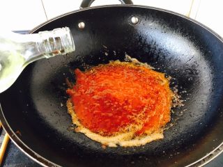 16、茄汁焖大虾,倒入少许料酒