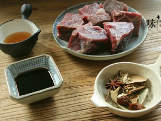 1、麻辣牛肉条,准备好材料。