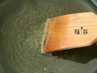 6、麻辣牛肉条,锅内热油，起泡了就表示可以了。