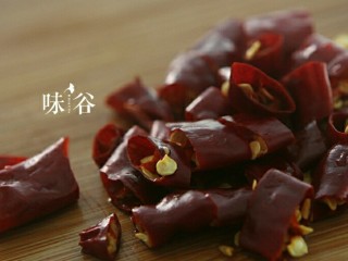 9、麻辣牛肉条,辣椒洗干净切碎。
