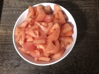 2、番茄肉酱意面,去皮后切成小丁