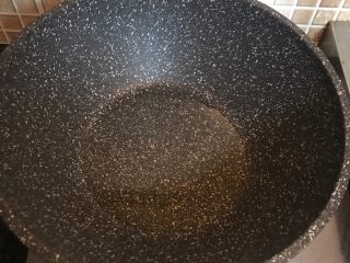 8、番茄肉酱意面,锅中倒入适量油