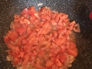 11、番茄肉酱意面,倒入番茄丁继续翻炒，可以用铲子将番茄压压碎