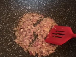 10、番茄肉酱意面,肉末盛出后用锅中剩余的油将洋葱炒出香味