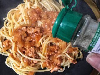 22、番茄肉酱意面,撒上一点白胡椒粉提味