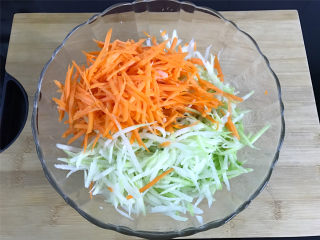 2、萝卜丝饼,先把青萝卜和胡萝卜，洗净去皮后擦成丝。