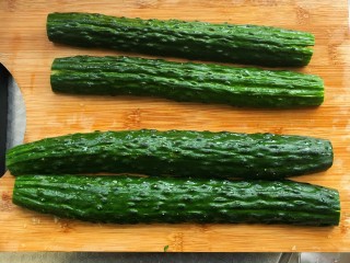 1、凉拌黄瓜,黄瓜对半切开用刀拍扁