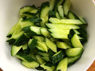 2、凉拌黄瓜,切段
