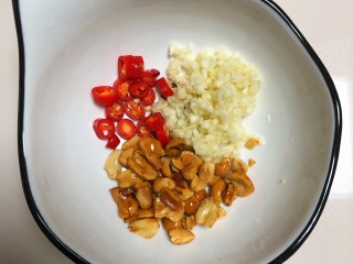 3、凉拌黄瓜,调酱汁:辣椒切段，蒜切末，熟花生米拍碎