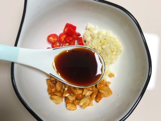 4、凉拌黄瓜,加两勺生抽