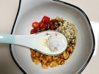 6、凉拌黄瓜,加半勺白糖