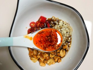 7、凉拌黄瓜,加辣椒油两勺