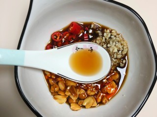 8、凉拌黄瓜,加少许香油，搅拌均匀。