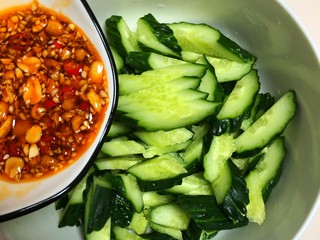 9、凉拌黄瓜,把酱汁倒在拍好的黄瓜上，搅拌均匀即可。