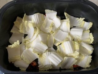 5、醋溜白菜,先把菜梗放进去炒