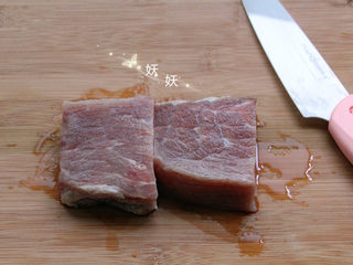 1、香脆猪排,猪肉提前用清水浸泡一下，逼出血水。
