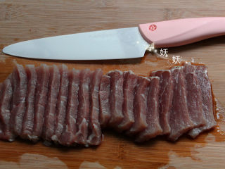 3、香脆猪排,依次全部切好，同样的方向。
