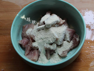 5、香脆猪排,松弛好的猪肉撒上腌料，这调味料超市都买的到，很常见