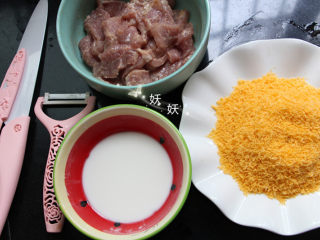 7、香脆猪排,准备一碗稍微稠些的生粉水，一份黄金面包糠。这里没有用鸡蛋，不用鸡蛋一样好吃。