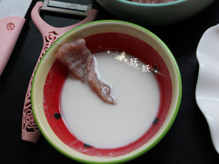 8、香脆猪排,将猪肉沾一层淀粉水。