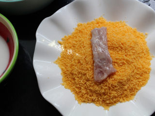 9、香脆猪排,两面粘上面包糠。